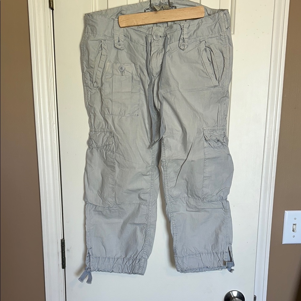American Eagle Outfitters Gray Cropped  Cargo Pants Relaxed Fit